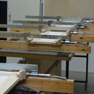 Detalj av limning av spegelluckor
